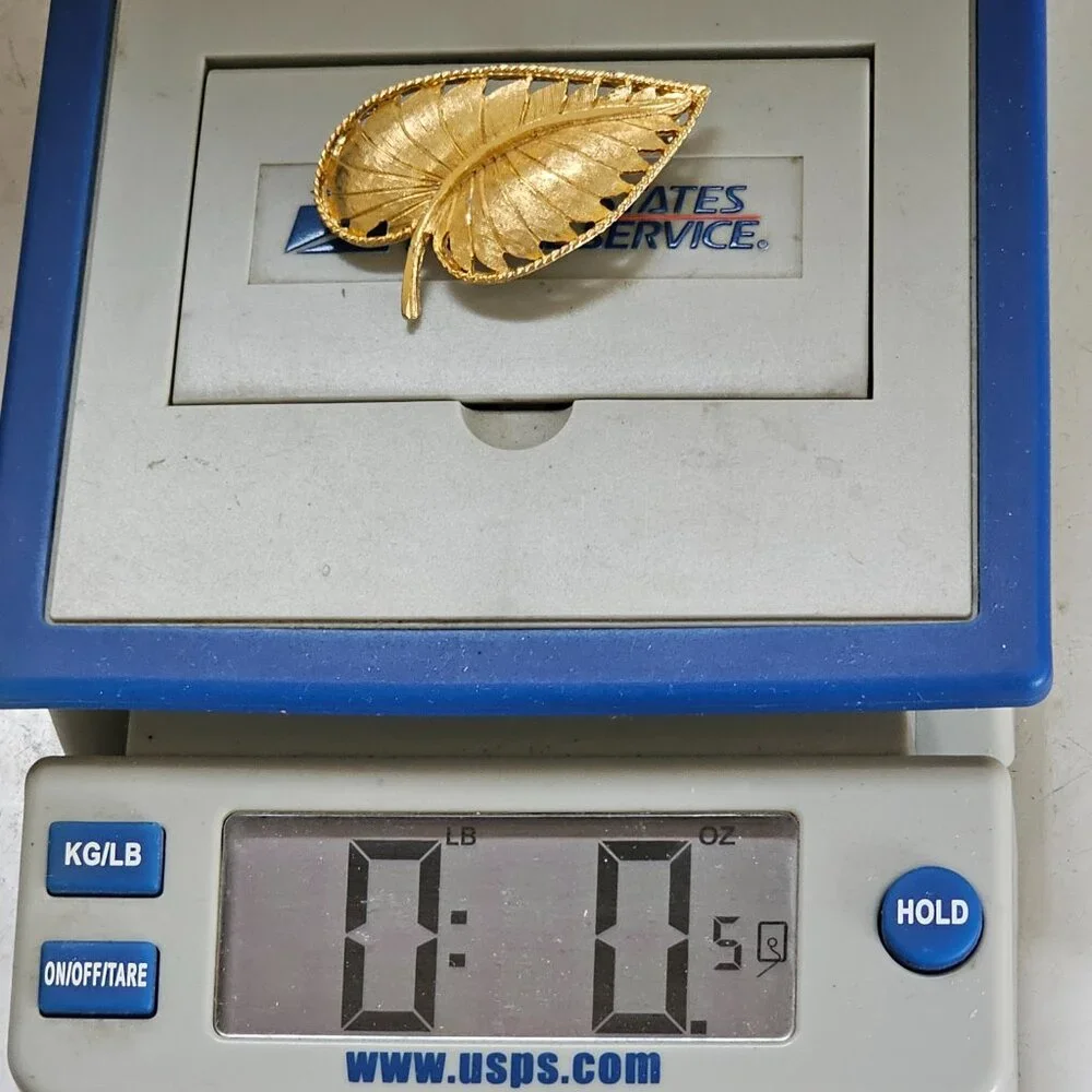 BSK Vintage Brooch Pin‎ Gold Tone Metal Leaf Textured Cutout Open Work Rope